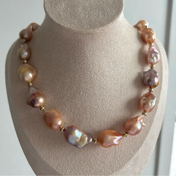 Jewelry - Iridescent baroque pearl necklace